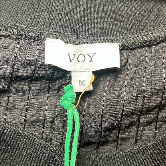 Chic Black Textured Women's Sweatshirt - Picture 2 of 4